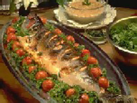 Осетрина, жареная с помидорами и луком