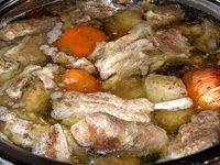 Баранина отварная в белом соусе с каперсами